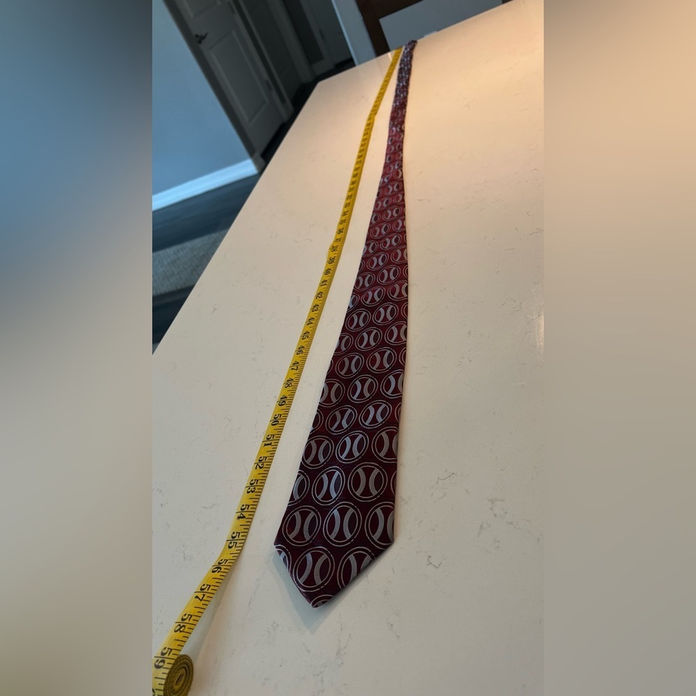 Elegant Burgundy Patterned Men's Tie